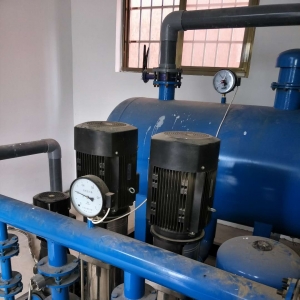 �޸�ѹ��ˮ�豸